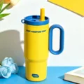 Λεπτομερής λήψη θερμός 24oz σε κίτρινο και μπλε χρώμα με λαβή και καπάκι με καλαμάκι. - Ποτήρι και κρεμαστό χριστουγεννιάτικο δέντρο / Κίτρινο