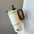 Detailansicht des isolierten Edelstahlbechers mit Strohhalm und Griff für kalte Getränke. - 24oz / Weiß