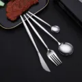 Edelstahl Besteckset mit Steakmesser, Essgabel und Löffeln für den eleganten Esstisch. - Silber