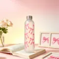 Esthetische matte drinkfles met roze strikken op een open boek decor. - 1000ml / Roze Strik