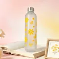 Gedetailleerd overzicht van matte waterfles met levendige gele madeliefjesmotieven - 1000ml / Gele bloem