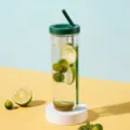 Grand capacité tasse d'eau en plastique avec passoire et couvercle vert portable. - Vert Herbe