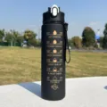 Bottiglia d'acqua sportiva nera opaca con scala temporale e citazioni di motivazione per fitness. - 750ml Nero