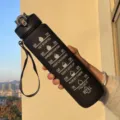Bouteille de sport noire mate avec marqueur de temps pour le sport quotidien. - 776 Noir