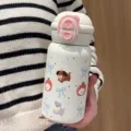 Bottiglia d'acqua isolata cucciolo di cartone animato carino con cannuccia, tazza per studenti. - [Taza termica] Cane che corre sul pianeta Westie - Bianco