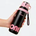 Schwarze rosa edelstahl isolierte vakuum trinkflasche mit tragegurt für unterwegs. - 600ml / Schwarz Rosa