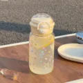 Draagbare transparante waterfles met kleurrijk sterrenpatroon en handige rietjesbeker. - [PC] Geel - [Dual-Drink planeet]