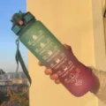Bouteille d'eau de motivation dégradée avec repères temporels, grand gobelet de sport. - 776 Vert