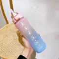 Botella de agua de plástico degradado con marcadores de tiempo, gran capacidad para deporte. - Azul Rosa Degradado