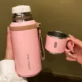 Vue détaillée tasse isotherme en acier inoxydable, filtre à thé, design rose portable. - 600ml / Petit Couvercle Bol avec Filtre à Thé / Rose