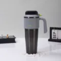 Detailansicht des edlen Edelstahl-Thermobechers mit ergonomischem Griff und modernem Deckel. - Grau - Edelstahl-Innenfutter, 1000 ml