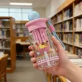 Süße Cartoon-Hunde-Plastikflasche mit Strohhalm, rosa Deckel und Trageschlaufe für Schule - Kugeldeckel - Blau (mit Tragekordel & Teefach)