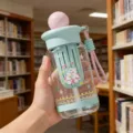 Niedliche Cartoon-Plastikwasserflasche mit blauem Deckel Strohhalm und rosa Trageschlaufe - Kugeldeckel - Rosa (mit Tragekordel & Teefach)
