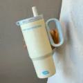 Edelstahl Thermobecher mit Griff und Trinkhalm, ideal für kalte Getränke im Alltag. - 24oz / Hellblau