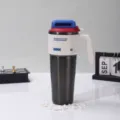 Grosse isolierte Trinkbecher tragbare Auto Wasserflasche mit Strohhalm fuer den Alltag. - Weiß - Edelstahl-Innenbehälter 1000 ml