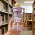 Süße lila Cartoon-Hasen-Trinkflasche mit Strohhalm und gelbem Tragegriff für Schüler - Kugeldeckel - Gelb (mit Tragekordel & Teefach)