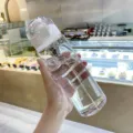 Transparente Plastik Wasserflasche groessere Kapazitaet Sportbecher mit Skala fuer Studenten - Klarweiß