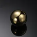 Edelstahl Whisky Eisball, wiederverwendbare Metallkühlsteine für Getränke und Barbedarf. - Goldene Eiskugel Einzelpackung 55 mm