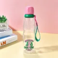 Grosse 720ml Kunststoff-Wasserflasche mit Tragegurt und niedlichem Dinosaurier-Druck für Kinder. - 720ml Becher / Bonbonrosa - 720 ml