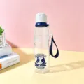 720ml Plastik Wasserflasche mit süßem Dinosaurier Druck und praktischem Tragegurt. - Dunkelblau - 720 ml