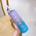 Botella de agua deportiva de plástico degradado con marcador de tiempo y pajita para fitness. - Degradado azul-púrpura