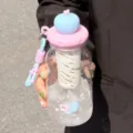 Niedlicher Apfel Cartoon Tee Wasser Trennung Plastik Strohbecher mit tragbarem Seil Detail. - Blauer Apfel 600-ml-Kunststoffbecher mit Teesieb