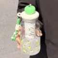 Tragbarer Kunststoff-Wasserbecher mit niedlichem Apfeldeckel und grossem Fassungsvermögen. - Grüner Apfel 600-ml-Kunststoffbecher mit Teesieb
