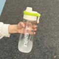 Grosse Plastik Trinkflasche mit Strohhalm, farbigem Deckel und praktischem Griff fuer Alltag. - 800ml / Weiß