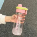 Klarer Sprüh-Wasserflasche mit Strohhalm und rosa Deckel, große Sportflasche für Alltag. - 800ml / Rosa