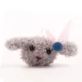 Gedetailleerd uitzicht op grijs pluche puppy pop broche met roze strik en blauwe pompon. - Grijs