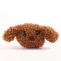 Close-up detail van de bruine krullende pluche poedel hond bedel, met zachte textuur en leuke ogen. - Puppykop / Zonder Broche / Donkerbruin