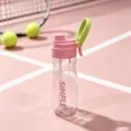 Elegante rosafarbene PC-Trinkflasche mit Trageband und Strohhalm für den Sommer im Alltag. - Nebelrosa 800 ml
