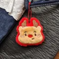 Gedetailleerd uitzicht op kerstreindeer pluche hanger, schattige cartoon borduurwerk. - Ketting Stijl / Kerstrendier