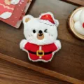 Vista detallada del lindo colgante de peluche de oso navideño con traje festivo. - Oso de Papá Noel (Apertura Trasera)