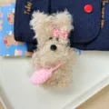 Süßes lockiges Hund Plüsch Anhänger Detail, flauschiger Taschenschmuck mit rosafarbener Spange. - Ketten-Stil / Hund mit Umhängetasche (Braun)