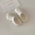 Schattige witte klompvormige tandenborstelhouder en mini opbergrek, compact en stijlvol design. - Wit