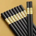 Hoogwaardige zwarte en gouden legering eetstokjes met gelukssymbool voor dagelijks keukengebruik. - 10 Stuks/Verpakking / Goud