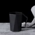 Zwarte geometrische kunststof mondwaterbeker met handvat, moderne minimalistische beker. - Zwart