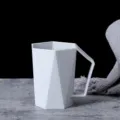 Witte geometrische plastic tandenborstelbeker met handvat, modern minimalistisch ontwerp. - Grijs