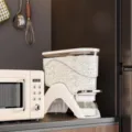 Witte rijstdispenser met drukknop voor de keuken voor de opslag van granen en bloem. - S / Wit