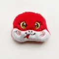 Detalle de cabeza de serpiente de peluche rojo, accesorio lindo, parche suave y esponjoso. - Rojo Brillo