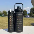 Bottiglia d'acqua motivazionale nera opaca di grande capacità in due pezzi con indicatore orario. - Set di 2 pezzi / Nero