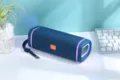 Tragbarer Bluetooth-Lautsprecher mit Stoffnetz und bunten RGB-Lichtringen für den Außeneinsatz. - Blau