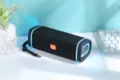 Tragbarer kabelloser Bluetooth-Lautsprecher mit buntem RGB-Licht und Tragekordel. - Schwarz