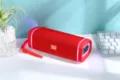 Tragbarer kabelloser Bluetooth Lautsprecher mit bunten LED-Lichtern und Stoffbezug. - Rot