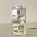 Tragbare Plastik-Wasserflasche mit Pressdeckel, Teesieb und Griff, minimalistischer Stil, weiß. - 350ml / Klarweiß