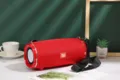 Tragbarer kabelloser Bluetooth-Lautsprecher mit tiefem Bass und wasserdichtem Stoffdesign. - Rot