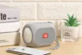 Tragbarer kabelloser Bluetooth-Lautsprecher Detailansicht, graues Netzdesign mit starkem Bass. - Weiß