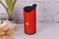 Tragbarer zylindrischer Bluetooth-Lautsprecher in leuchtendem Rot mit praktischen Tasten. - Rot