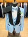 Traje de 3 piezas entallado azul claro para hombre con solapa negra, chaleco y pantalón. - Azul cielo
